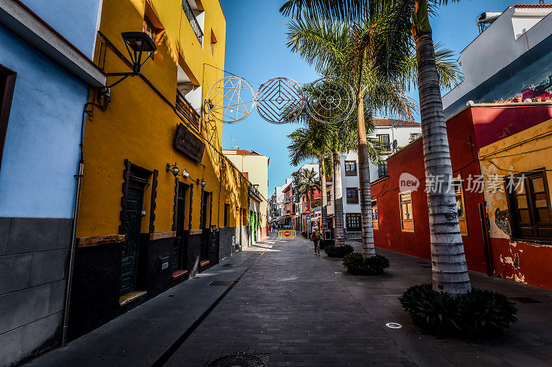 西班牙特内里费岛的Puerto de la Cruz的阴暗街景